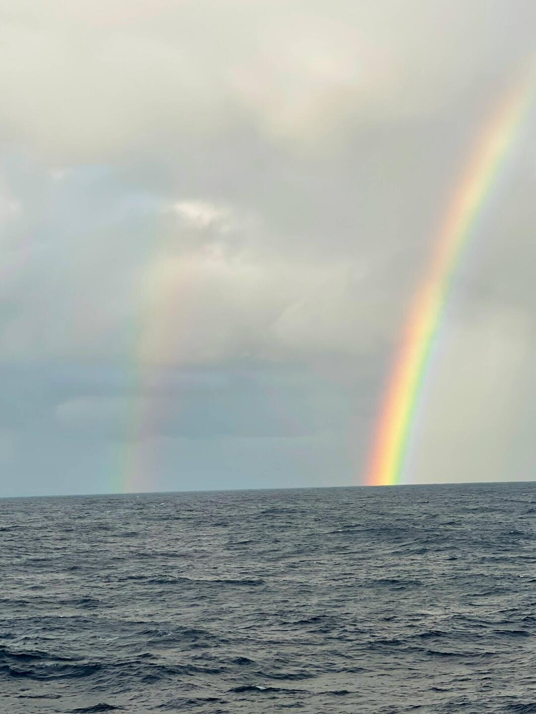 Wie schön zwei Regenbogen nebeneinander