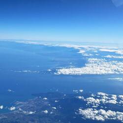 Straße von Gibraltar und Marokko im Hintergrund unter der weißen Wolkendecke
