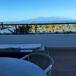 Ich genieße den Tee und den Blick auf La Gomera