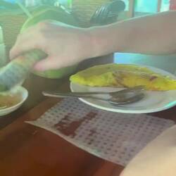 Louis qui mange des crevettes et de la salade !!