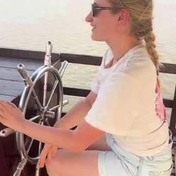 Pauline qui conduit un bateau 😰