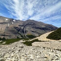 Die Moräne hoch kraxeln wir