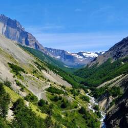 Der Weg schlängelt sich das Tal hoch, bergauf und bergab