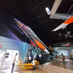 NASA "Flugzeug" das Piloten an den Rand des Weltraums bringt. Jeder Pilot erhält Astronautenflügel.