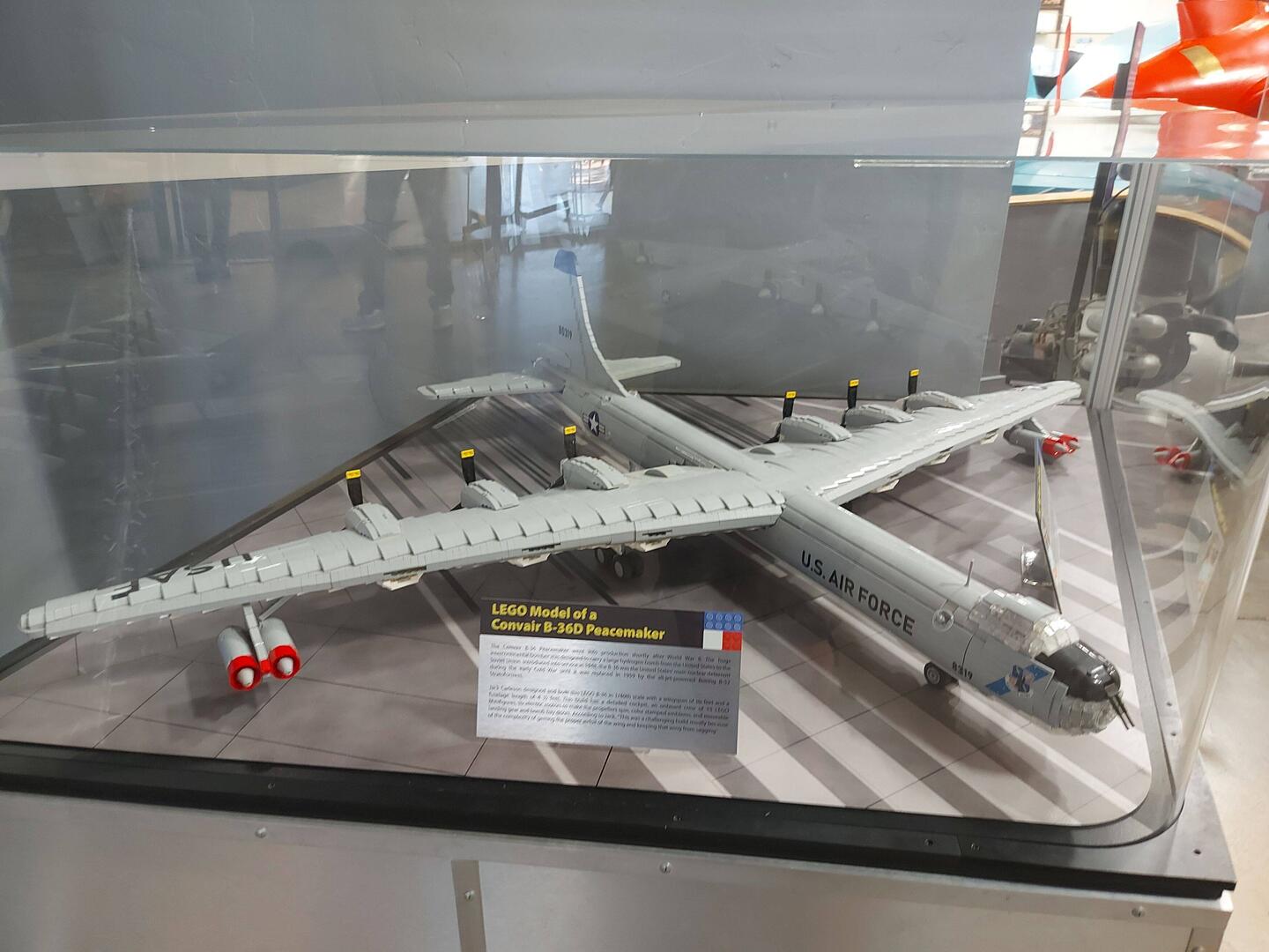 In der Halle am Eingang ein Modell aus Lego, auf dem Freigelände steht Sie in groß.