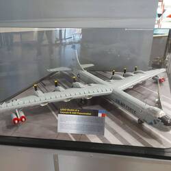 In der Halle am Eingang ein Modell aus Lego, auf dem Freigelände steht Sie in groß.