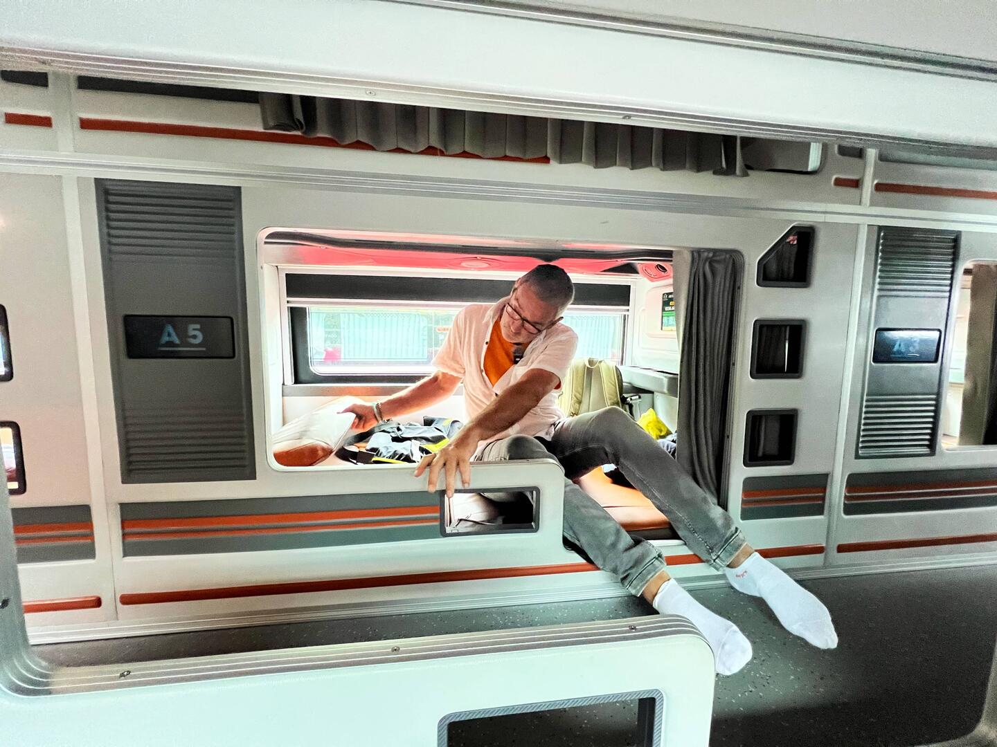 Frank quält sich in sein Busabteil