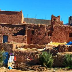 Alte Lehmhäuser entlang der N9