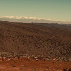 Im Hintergrund der Hohe Atlas