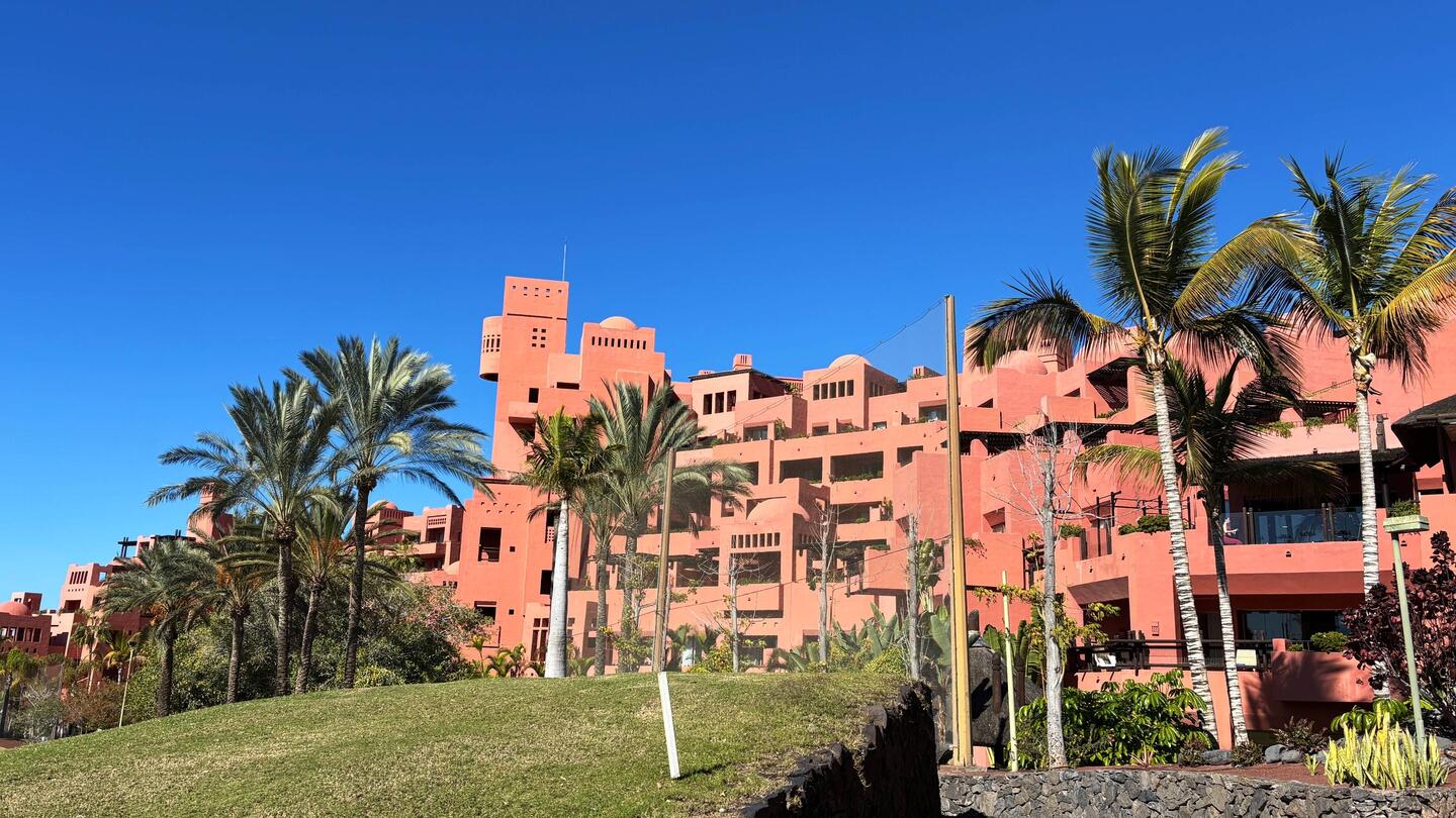 Das Hotel Abama Ritz Carlton im typischen Terracotta Rot der Gegend