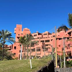 Das Hotel Abama Ritz Carlton im typischen Terracotta Rot der Gegend