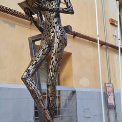 Die Statue vor der Bücherei