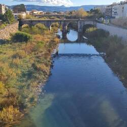 Eine Brücke über einem Fluss mit Wasser. Wasser ist nicht selbstverständlich