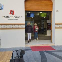 Noblen Toilettengang, Frau geht schließlich zu zweit! Was machen die dann so?