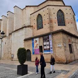 Unsere zwei Stadtführer und Moni an der geschlossenen Kirche