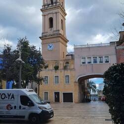 Die geschlossene Brückenkirche. Achtet auf das Wetter