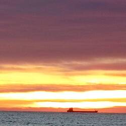 Guten Morgen, 8:15 Uhr, Sonnenaufgang am Strand in Castelló de la Plana, 🐕‍🦺🚶‍♂️.