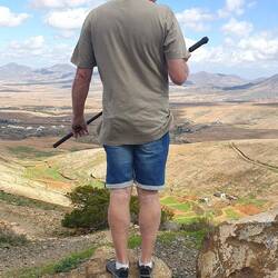 Er hält Ausschau nach dem perfekten Motiv