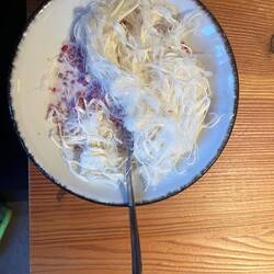 Verbrannte Milch mit gefrorenen Himbeeren und geraspeltem Halva. Soooo lecker.