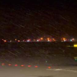 Da rückt eine Armada an Enteisungsfahrzeugen zur Schicht an