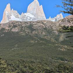 Der Weg zieht sich sichtbar über den Berg