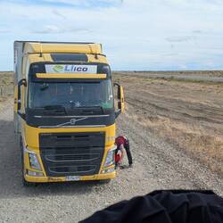 Unser Busfahrer repariert einen LKW
