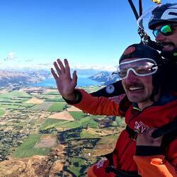 Even wuiven naar het plebs op de grond