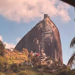 la Piedra de Peñol. vorne zu sehen die lange Treppe