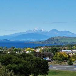 Taupō-See mit dem Mount Ruapehu im Hintergrund