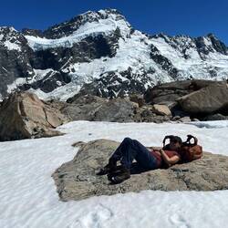 Ausruhen vor dem Abstieg. Im Hintergrund die abbrechenden Gletscher.