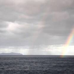 Aogashima mit Regenbogen