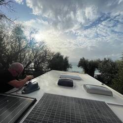 Erich montiert gleich noch die neue Internet-SIMKarte