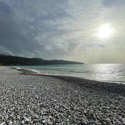 ..wunderschöner Kies-Strand und die Sonne möchte heute nochmal kommen 👏🏻☀️