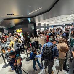 Die schlange um ein Kuscheltier zu kaufen😂😂