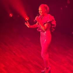 Die Künstlerin Esztet Végvári