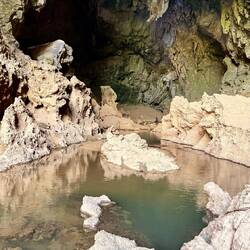 La grotte vue de l'entrée avec Greg au fond qui revient de sa baignade 🤗