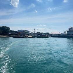 Block zum Pier auf der Landseite