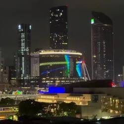 abendliche Lichtershow des Queens Wharf Towers, zu sehen von unserer Unterkunft