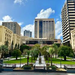 Postplatz, hinter den Palmen versteckt sich das Postgebäude