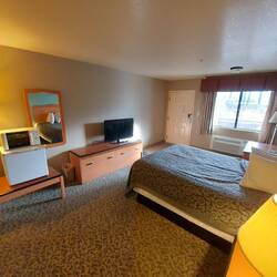 Alter Kühlschrank, klein und laut.