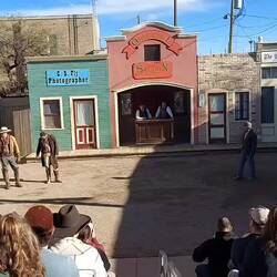 Vorspiel vorm Gunfight, der Scheriff wurde Tage zuvor erschossen.