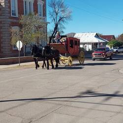 Nächster Tag, Tombstone mit Kutsche.