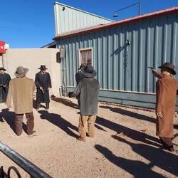 Schießerei mit Puppen dargestellt.