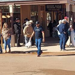 Linker Pfosten an dem Wegweiser, zwei echte Cops.