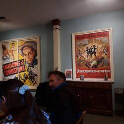 Filmplakate im Theater.