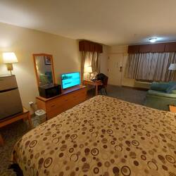 Neuer Kühlschrank mit Eisfach und flüsterleise.