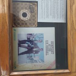 Rechts, wer kennt Sie noch ? Eine Laservideodisk.