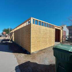 Neubau, kein Wunder das im Amiland die Häuser bei Tornados wegfliegen, alles OSB Platten.