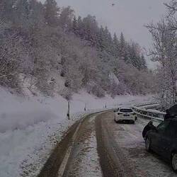 PKW's ziehen Ketten auf, unser Johneli meistert dies ohne Ketten souverän.