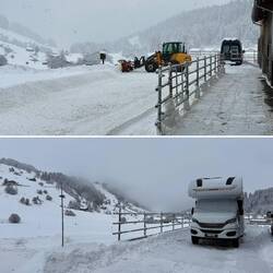 Bernhard, unser Gastgeber, muss zuerst unseren Stellplatz räumen.